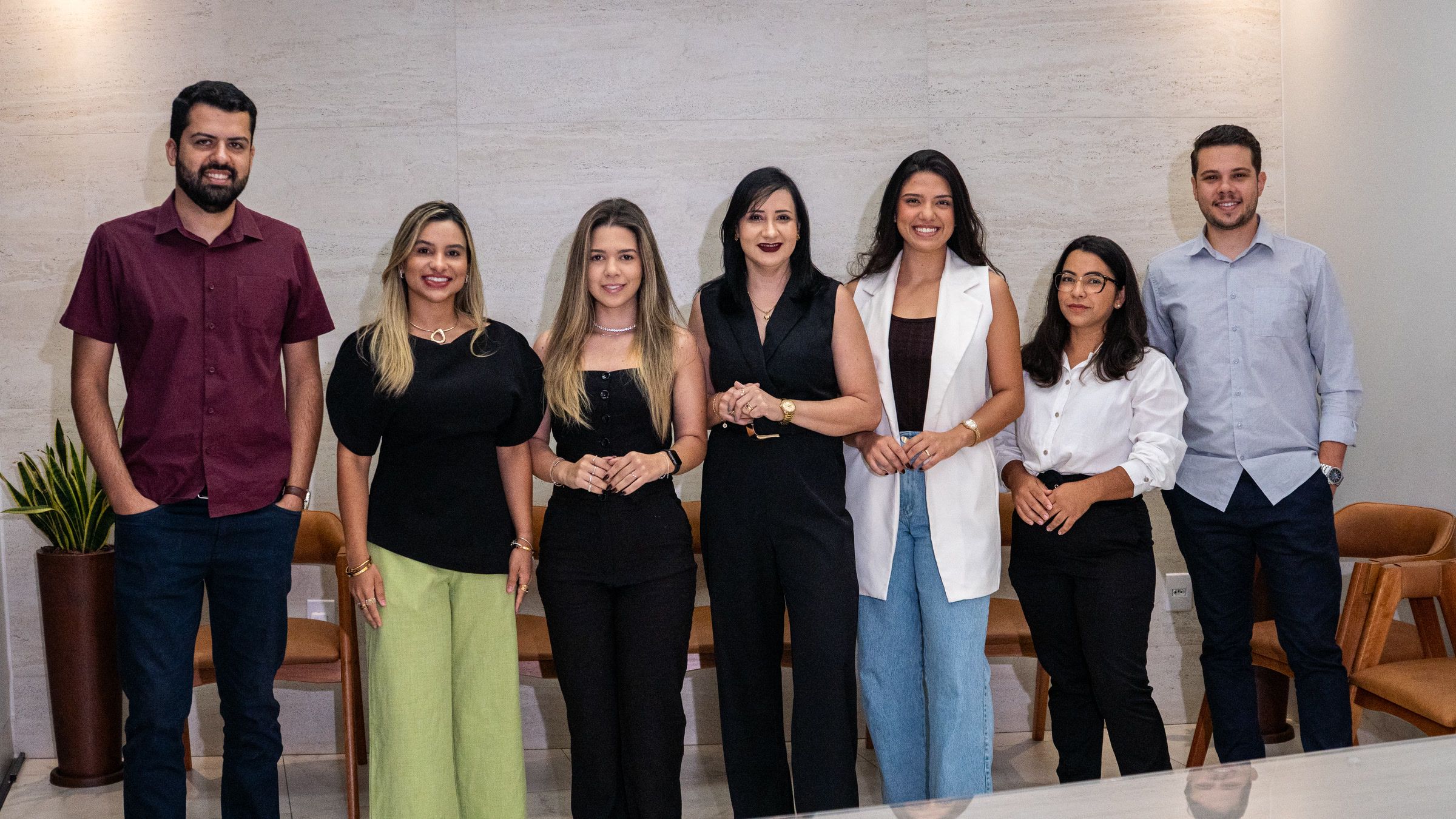 Equipe da CN Odontologia reunida no consultório, com a Dra. Cássia ao centro